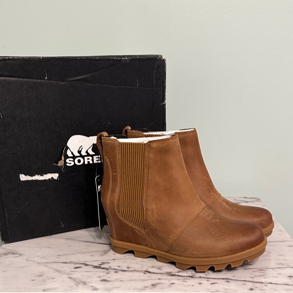 NWT Sorel Joan Rhapsody Chelsea Wedge Boots Velvet Tan Size 7.5 NEW